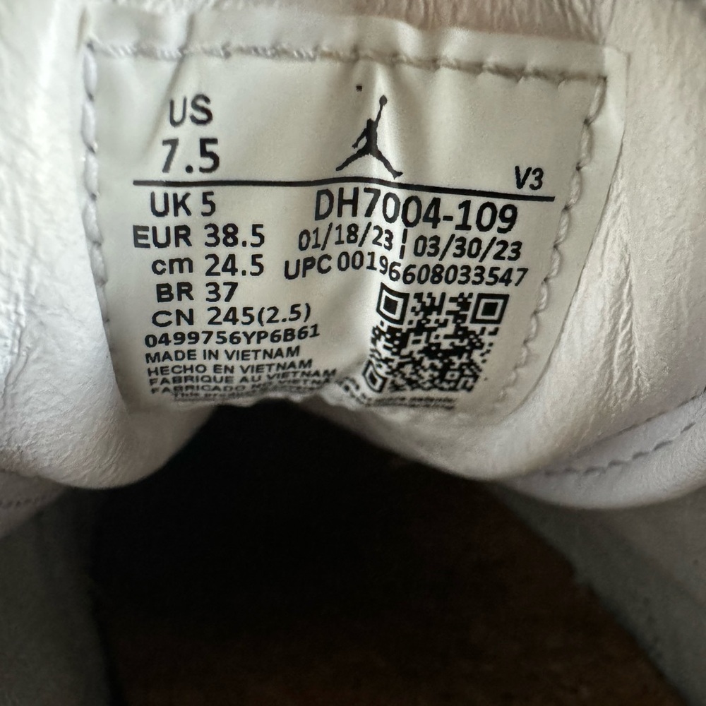 Nike Panda Dunks Elevated - image 7